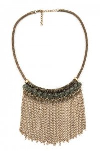 Láncokkal és kövekkel díszített nyaklánc