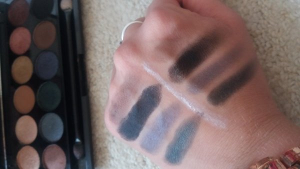 Jobb oldalon smink alap nélkül, bal oldalon smink alappal. 